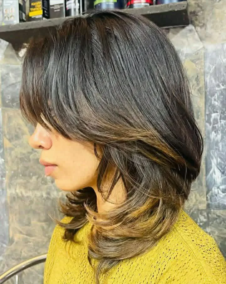 Wolf cut medium hair with caramel balayage and layered waves